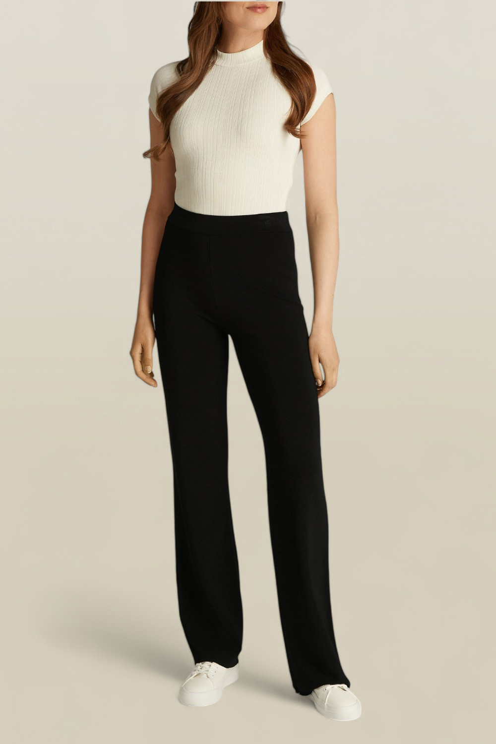 תמונת כל הלוק של מכנסיים רחבים